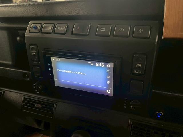 ディフェンダー 110SW 右H 正規ディーラー車 EXウッドデカール BRIDEセミバケットシート Sヒーター AC 社外ディスプレイオーディオ Pioneerスピーカー バックカメラ Pウィンドウ ウッド調フロア 乗降ステップ 社外サス 16インチW NOX/PM適合(13枚目)