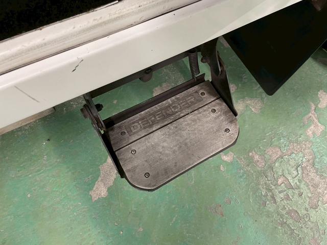 ディフェンダー 110SW 右H 正規ディーラー車 EXウッドデカール BRIDEセミバケットシート Sヒーター AC 社外ディスプレイオーディオ Pioneerスピーカー バックカメラ Pウィンドウ ウッド調フロア 乗降ステップ 社外サス 16インチW NOX/PM適合(14枚目)