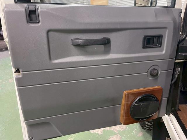 ディフェンダー 110SW 右H 正規ディーラー車 EXウッドデカール BRIDEセミバケットシート Sヒーター AC 社外ディスプレイオーディオ Pioneerスピーカー バックカメラ Pウィンドウ ウッド調フロア 乗降ステップ 社外サス 16インチW NOX/PM適合(16枚目)