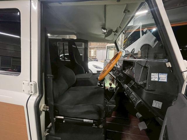 ディフェンダー 110SW 右H 正規ディーラー車 EXウッドデカール BRIDEセミバケットシート Sヒーター AC 社外ディスプレイオーディオ Pioneerスピーカー バックカメラ Pウィンドウ ウッド調フロア 乗降ステップ 社外サス 16インチW NOX/PM適合(17枚目)