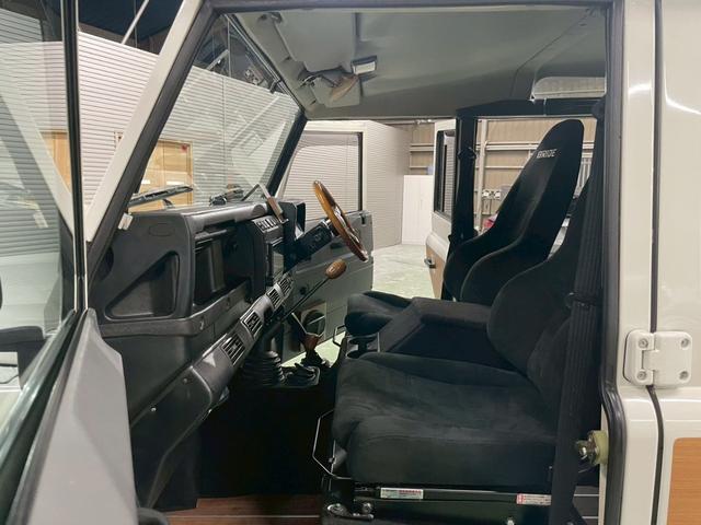 ディフェンダー 110SW 右H 正規ディーラー車 EXウッドデカール BRIDEセミバケットシート Sヒーター AC 社外ディスプレイオーディオ Pioneerスピーカー バックカメラ Pウィンドウ ウッド調フロア 乗降ステップ 社外サス 16インチW NOX/PM適合(18枚目)