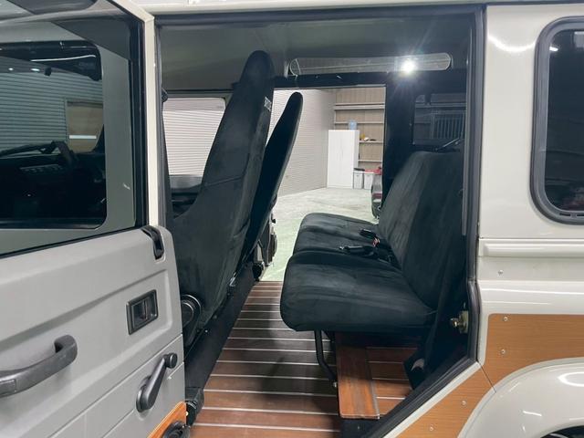ディフェンダー 110SW 右H 正規ディーラー車 EXウッドデカール BRIDEセミバケットシート Sヒーター AC 社外ディスプレイオーディオ Pioneerスピーカー バックカメラ Pウィンドウ ウッド調フロア 乗降ステップ 社外サス 16インチW NOX/PM適合(19枚目)