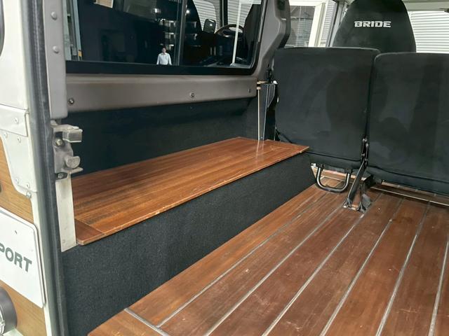 ディフェンダー 110SW 右H 正規ディーラー車 EXウッドデカール BRIDEセミバケットシート Sヒーター AC 社外ディスプレイオーディオ Pioneerスピーカー バックカメラ Pウィンドウ ウッド調フロア 乗降ステップ 社外サス 16インチW NOX/PM適合(28枚目)