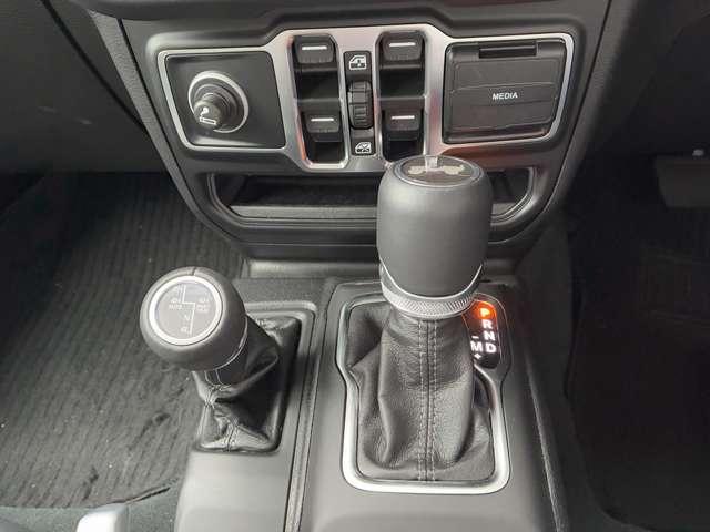 ジープ・ラングラーアンリミテッド サハラ 認定中古車 4WD ACC フリップトップサンライダー付き車両 ETC2.0 サイドステップ オールテレインタイヤ 純正ホイール 18インチ ナビ12.3インチ パワーシート(19枚目)