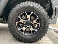 Ｒｕｂｉｃｏｎ専用１７インチホイールとＢＦＧｏｏｄｒｉｃｈオフロードタイヤを装備します。外装色ブラックＣ／Ｃとの相性もばっちりですね！ 3