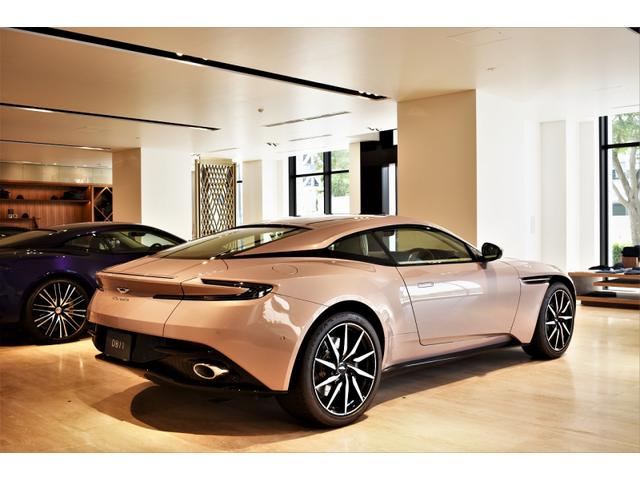 ＤＢ１１ Ｖ８　Ｑ　Ｅｘｃｌｕｓｉｖｅカラーメーカー　認定中古車保証　１０スポークグロスブラックＤＴホイール　Ｂａｎｇ　＆　Ｏｌｕｆｓｅｎ　Ｂｅｏｓｏｕｎｄ　デュオトーンインテリアコンテンポラリーレザー（4枚目）