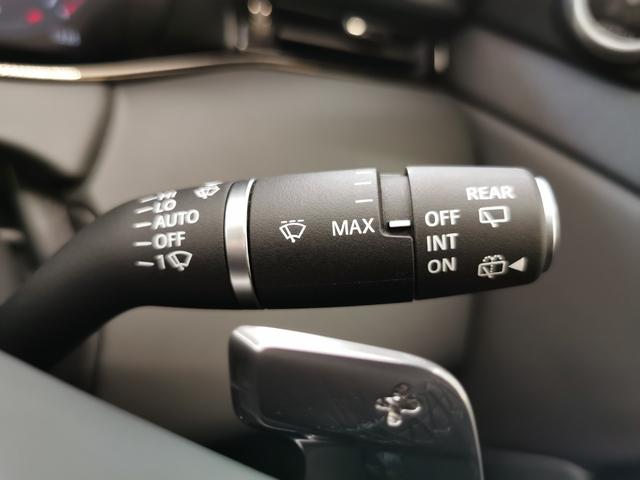 レンジローバーイヴォーク ダイナミック　ＨＳＥ　Ｐ２５０　１オーナー　黒革シート　サンルーフ　フロントシートヒーター＆クーラー、リアシートヒーター　ＭＥＲＩＤＩＡＮ　クリアサイトインテリアリアビューミラー　ワイヤレスデバイスチャージング　ＡＣＣ（50枚目）