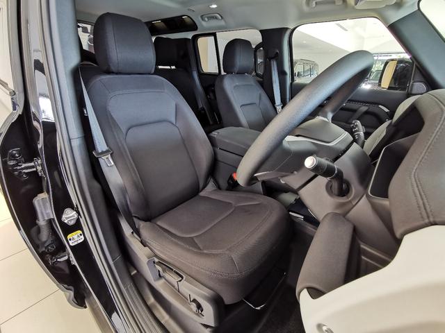 ディフェンダー １１０ベースグレード　Ｐ３００　禁煙車　１オーナー　１９インチグロスブラックＡＷ　フロントフォグ　ブラックルーフレール　ＡＣＣ　プレミアムＬＥＤヘッドライト　ＡｐｐｌｅＣａｒＰｌａｙ　センターコンソール（アームレスト付）（23枚目）