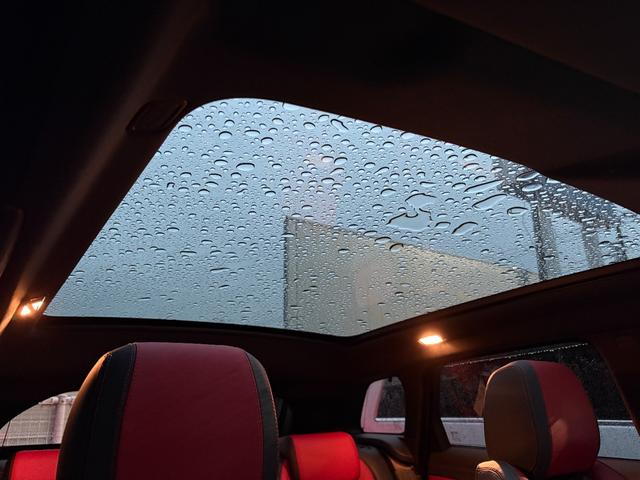 レンジローバーイヴォーク ＨＳＥダイナミック　ディーラー車　１オーナー　レッドコンビレザー　パノラマガラスルーフ　純正ナビ　純正２０ＡＷ　パワーゲート　スマートキー　メリディアンサウンド　フルセグ対応　パワーシート　バックカメラ　レーンキープ（16枚目）