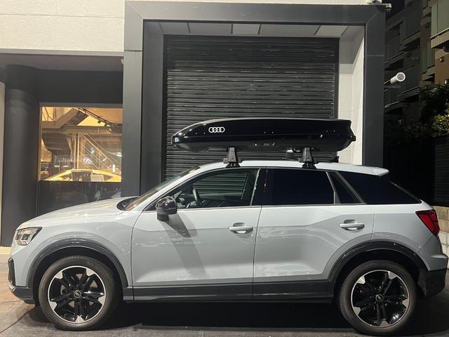 Q2 TDIブラックスタイルプラス 200台限定 ディーラー車 ブラックレザー 専用ボディカラー 専用18AW 純正ナビ マトリクスLED フルセグ対応 バーチャルコックピット パワーゲート ドラレコ 純正ルーフボックス ワイヤレス充電(3枚目)