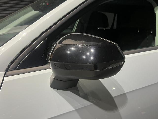 Q2 TDIブラックスタイルプラス 200台限定 ディーラー車 ブラックレザー 専用ボディカラー 専用18AW 純正ナビ マトリクスLED フルセグ対応 バーチャルコックピット パワーゲート ドラレコ 純正ルーフボックス ワイヤレス充電(14枚目)