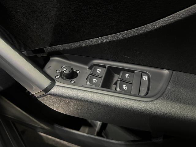 Q2 TDIブラックスタイルプラス 200台限定 ディーラー車 ブラックレザー 専用ボディカラー 専用18AW 純正ナビ マトリクスLED フルセグ対応 バーチャルコックピット パワーゲート ドラレコ 純正ルーフボックス ワイヤレス充電(16枚目)