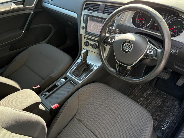 ゴルフヴァリアント ＴＳＩコンフォートラインブルーモーションテクノロジー　ディーラー車　右ハンドル　ディスカバープロ　純正１６ＡＷ　フルセグ対応　アダプティブクルーズ　バックカメラ　スマートキー　電格ミラー　プッシュスタート　レーンキープ　パドルシフト　キセノン　ＥＴＣ（3枚目）