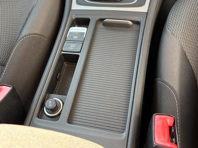 ゴルフヴァリアント ＴＳＩコンフォートラインブルーモーションテクノロジー　ディーラー車　右ハンドル　ディスカバープロ　純正１６ＡＷ　フルセグ対応　アダプティブクルーズ　バックカメラ　スマートキー　電格ミラー　プッシュスタート　レーンキープ　パドルシフト　キセノン　ＥＴＣ（11枚目）