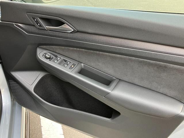 ゴルフ ＴＤＩ　Ｒライン　ディーラー車　後期モデル　右ハンドル　ハーフレザー　純正１８ＡＷ　純正ナビ　ワイヤレスカープレイ　シートヒーター　バックカメラ　前後ドラレコ　スマートキー　ブラックルーフ　ＬＥＤライト　ＡＣＣ　パドル（12枚目）