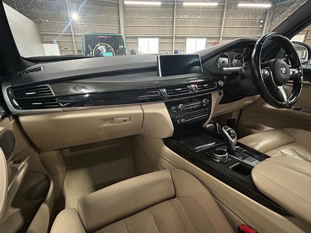 X5 xDrive35d Mスポーツ セレクト&コンフォートPKG パノラマSR ベージュ革 シートヒーター&ベンチレーター 4ゾーンAC 純正ナビ 全周カメラ&PDC HUD&LCA ACC&Dアシストプラス BMWナイトビジョン LEDヘッドライト 純正19AW(3枚目)