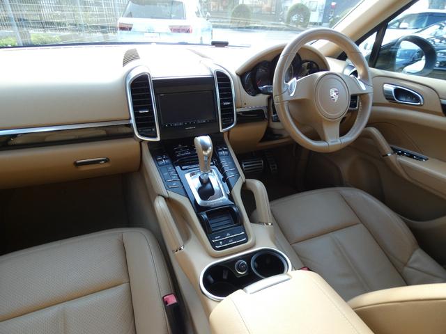 カイエン Ｓ　ハイブリッド　右Ｈ正規Ｄ車　ベージュ革　シートヒーター　純正ナビ地デジ　Ｂカメラ＆ＰＡＳ　クルコン　バイキセノンＨＬ　電動Ｒゲート　サーボトロニック　純正１９インチＡＷ（3枚目）