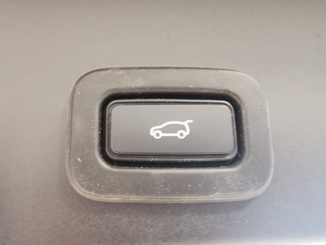 レンジローバーイヴォーク Ｒ－ダイナミック　Ｓ　認定中古車　白黒革シート　フロントシートヒーター　クリアサイトインテリアリアビューミラー　ＡＣＣ　プレミアムＬＥＤヘッドライト　パワーテールゲート　純正１８インチＡＷ（12枚目）