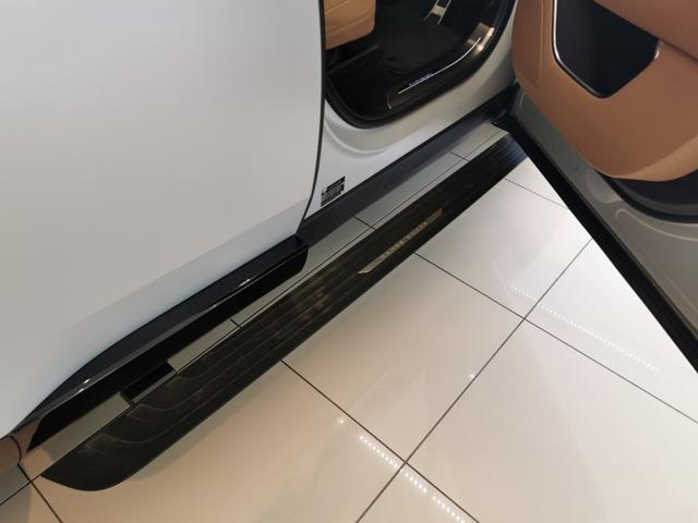 レンジローバー オートバイオグラフィーＰ５１０ｅスタンダドホイルベス　認定中古車　１オーナー　茶革シート　サンルーフ　全席シートＨ＆Ｃ　フロントシートマッサージ　ＨＵＤ　電動サイドステップ　ＣｌｅａｒＳｉｇｈｔテリアリアビューミラー　ＭＥＲＩＤＩＡＮ　純正２２インチＡＷ（13枚目）