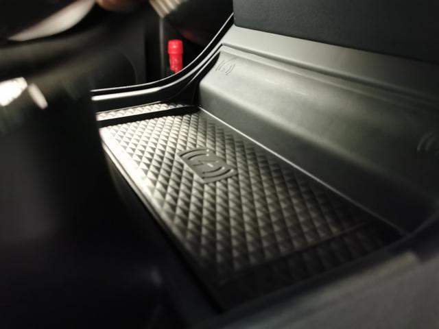 レンジローバーイヴォーク R-ダイナミック S D200 1オーナー 白黒革シート サンルーフ フロントシートヒーター ACC ブラックエクステリアパック 20インチアルミホイール ワイヤレスデバイスチャージング パワーテールゲート ステアリングヒーター(13枚目)