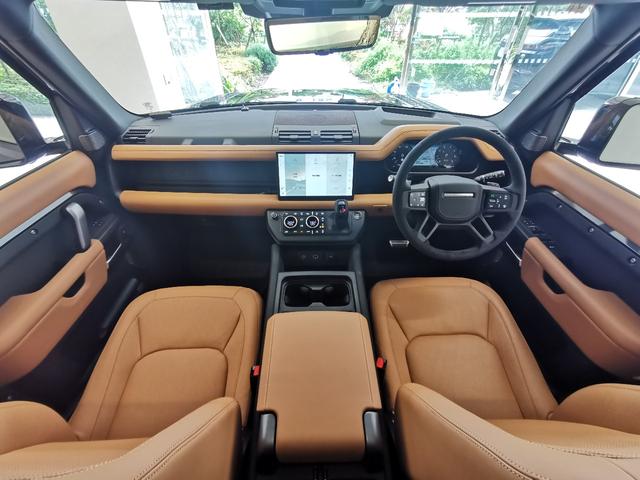 ディフェンダー １１０Ｖ８カルパチアンエディション　Ｐ５２５　１オーナー　茶革シート　サンルーフ　フロントシートヒーター＆クーラー　リアシートヒーター　ＭＥＲＩＤＩＡＮサラウンド　ヘッドアップディスプレイ　２２インチアルミホイール　ワイヤレスデバイスチャージング（3枚目）