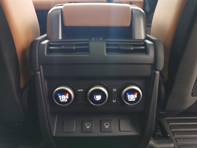 ディフェンダー １１０Ｖ８カルパチアンエディション　Ｐ５２５　１オーナー　茶革シート　サンルーフ　フロントシートヒーター＆クーラー　リアシートヒーター　ＭＥＲＩＤＩＡＮサラウンド　ヘッドアップディスプレイ　２２インチアルミホイール　ワイヤレスデバイスチャージング（13枚目）