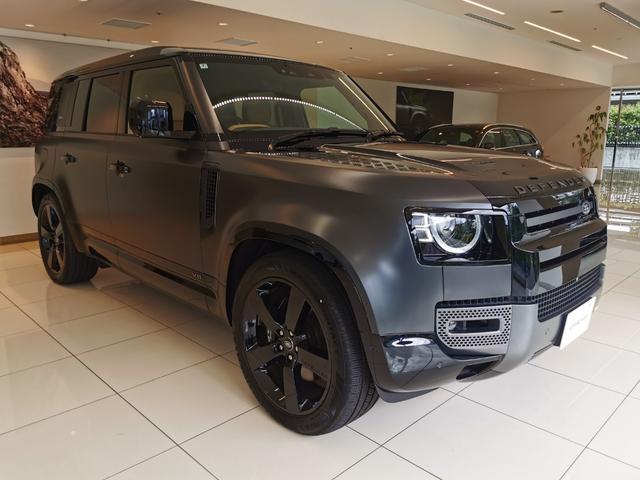 ディフェンダー １１０Ｖ８カルパチアンエディション　Ｐ５２５　１オーナー　茶革シート　サンルーフ　フロントシートヒーター＆クーラー　リアシートヒーター　ＭＥＲＩＤＩＡＮサラウンド　ヘッドアップディスプレイ　２２インチアルミホイール　ワイヤレスデバイスチャージング（25枚目）