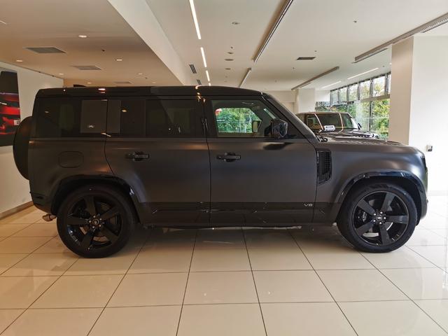 ディフェンダー １１０Ｖ８カルパチアンエディション　Ｐ５２５　１オーナー　茶革シート　サンルーフ　フロントシートヒーター＆クーラー　リアシートヒーター　ＭＥＲＩＤＩＡＮサラウンド　ヘッドアップディスプレイ　２２インチアルミホイール　ワイヤレスデバイスチャージング（27枚目）