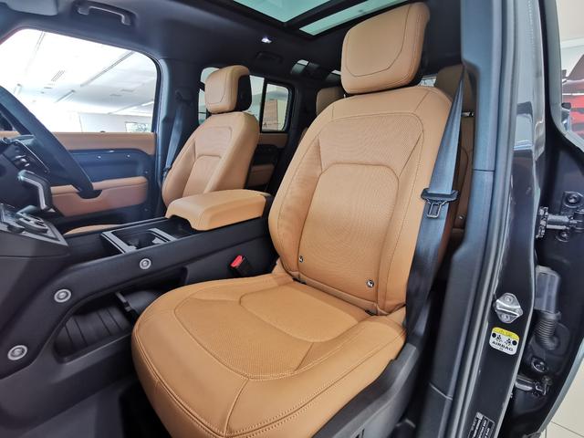 ディフェンダー １１０Ｖ８カルパチアンエディション　Ｐ５２５　１オーナー　茶革シート　サンルーフ　フロントシートヒーター＆クーラー　リアシートヒーター　ＭＥＲＩＤＩＡＮサラウンド　ヘッドアップディスプレイ　２２インチアルミホイール　ワイヤレスデバイスチャージング（34枚目）