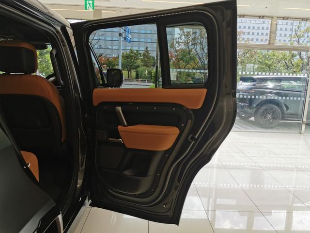 ディフェンダー １１０Ｖ８カルパチアンエディション　Ｐ５２５　１オーナー　茶革シート　サンルーフ　フロントシートヒーター＆クーラー　リアシートヒーター　ＭＥＲＩＤＩＡＮサラウンド　ヘッドアップディスプレイ　２２インチアルミホイール　ワイヤレスデバイスチャージング（49枚目）