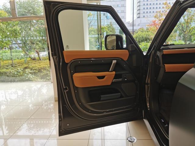 ディフェンダー １１０Ｖ８カルパチアンエディション　Ｐ５２５　１オーナー　茶革シート　サンルーフ　フロントシートヒーター＆クーラー　リアシートヒーター　ＭＥＲＩＤＩＡＮサラウンド　ヘッドアップディスプレイ　２２インチアルミホイール　ワイヤレスデバイスチャージング（50枚目）