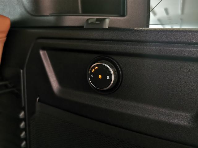 ディフェンダー １１０Ｖ８カルパチアンエディション　Ｐ５２５　１オーナー　茶革シート　サンルーフ　フロントシートヒーター＆クーラー　リアシートヒーター　ＭＥＲＩＤＩＡＮサラウンド　ヘッドアップディスプレイ　２２インチアルミホイール　ワイヤレスデバイスチャージング（52枚目）