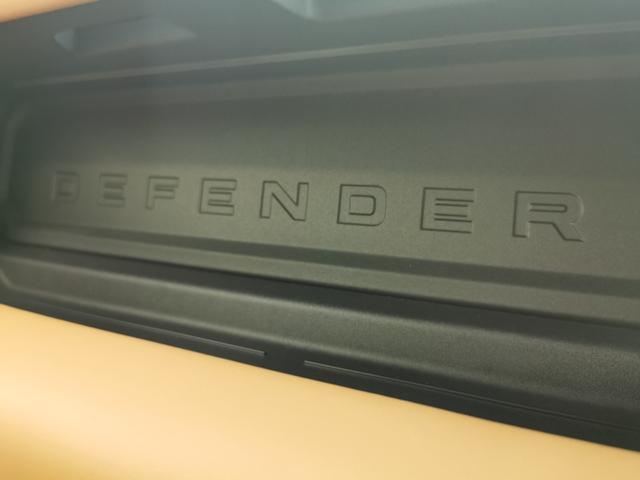 ディフェンダー １１０Ｖ８カルパチアンエディション　Ｐ５２５　１オーナー　茶革シート　サンルーフ　フロントシートヒーター＆クーラー　リアシートヒーター　ＭＥＲＩＤＩＡＮサラウンド　ヘッドアップディスプレイ　２２インチアルミホイール　ワイヤレスデバイスチャージング（62枚目）