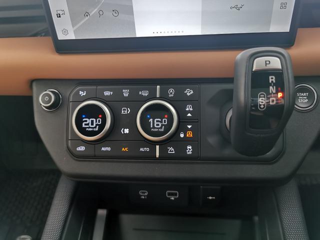 ディフェンダー １１０Ｖ８カルパチアンエディション　Ｐ５２５　１オーナー　茶革シート　サンルーフ　フロントシートヒーター＆クーラー　リアシートヒーター　ＭＥＲＩＤＩＡＮサラウンド　ヘッドアップディスプレイ　２２インチアルミホイール　ワイヤレスデバイスチャージング（63枚目）