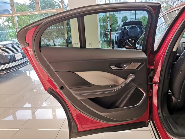 Iペイス HSE 1オーナー 黒革シート フロントシートヒーター&クーラー リアシートヒーター MERIDIANサラウンド ヘッドアップディスプレイ 電子制御エアサスペンション インタラクティブドライバーディスプレイ(43枚目)