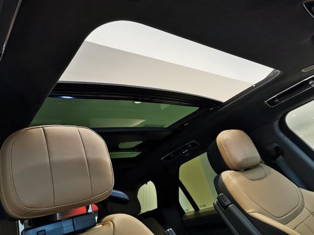 【スライディングパノラミックルーフ】上が開くタイプのルーフです。電動でスライドするものでロールブラインドも搭載しておりますので日が強い日でも安心して車内でおくつろぎ頂けます。