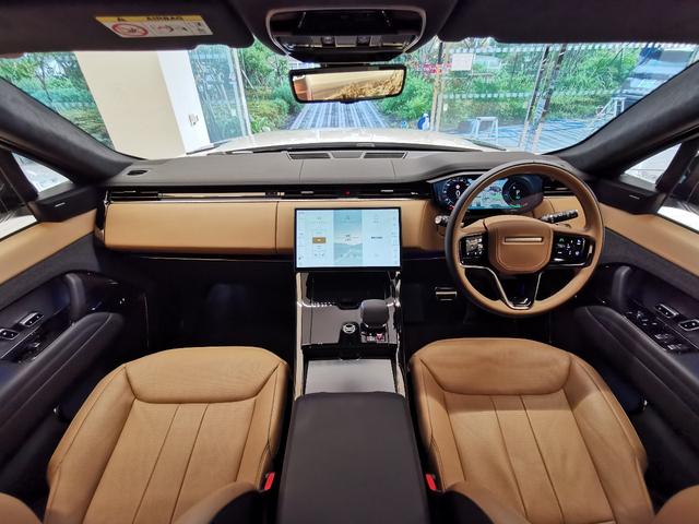 ランドローバー社の伝統の垂直にデザインされた内装は車が悪路で傾いているかぱっと見でも確認できる為の垂直にデザインされた内装になります。イギリス車ならではの落ち着いた雰囲気も好評です。