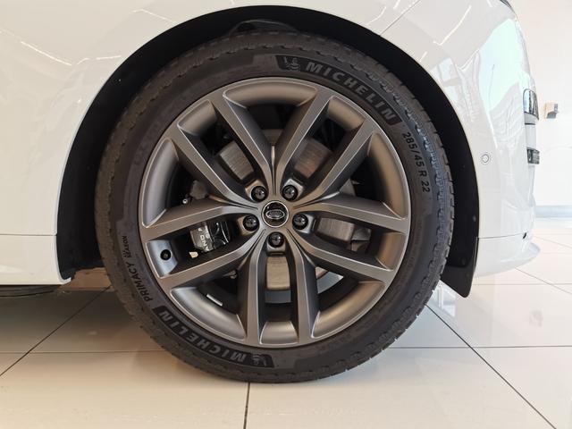 【２２インチオプションホイール】グリップ力もある大口径のアロイホイール当モデルとかなりマッチしております。