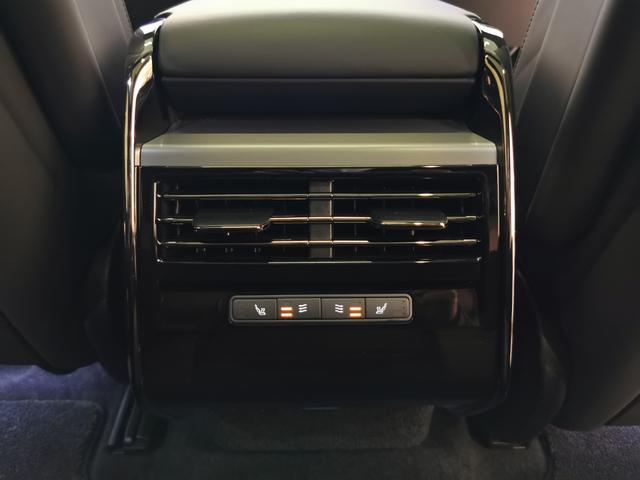 【後部座席用エアコン吹き出し口】室内のエアコンのききをよくし快適に過ごすことが出来るようになっております。