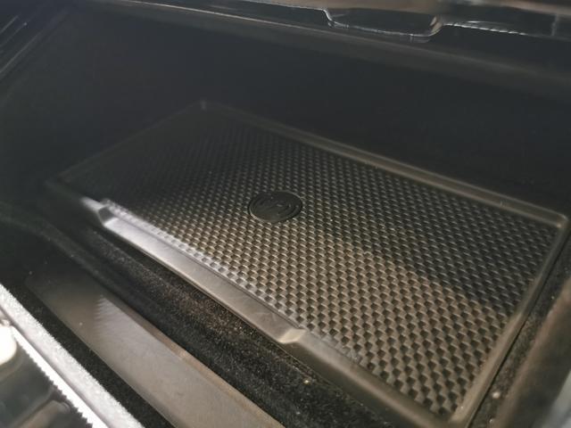 【ワイヤレスデバイスチャージング】置くだけでスマートフォンを充電することが出来ます。インテリアに溶け込んでおり、ラグジュアリーな雰囲気を損なうことはありません。