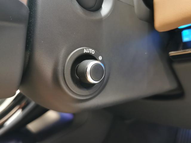 【電動テレスコピック】ステアリングを電動で操作できオート機能がついているのでメモリー付きパワーシートと連動するようになっております。