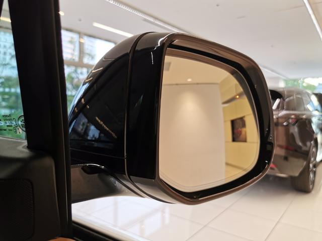 【ブラインドスポットモニター】車外の車をいち早く検知しドライバーに知らせるドライバーアシスト機能となっております。