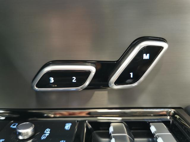 【メモリー機能付き電動シート】３パターンまでシートの位置を記憶させることができます。これで家族間でもスイッチ一つで自身の椅子の位置にセットできます。