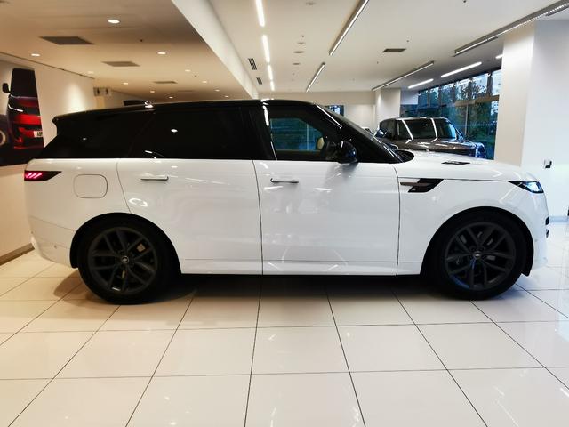 鮮やかなフジホワイトを纏い、ラグジュアリーなインテリアとダイナミックかつスポーティな乗り心地が非常にマッチした一台です！