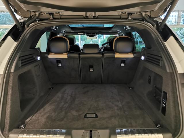 十分なスペースを確保できるラゲッジスペースは何か急に荷物を積むようなことがあっても安心です。また多彩な趣味にも対応できる広々としたスペースになります。