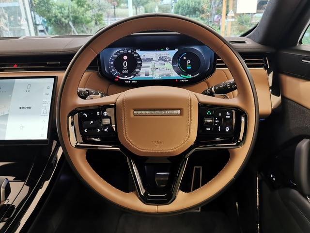 グリップし易いステアリングホイールはドライビングを楽しくしてくれます。標準装備としてステアリングでアクセサリーの切り替えや音量を調整する事が出来ます。