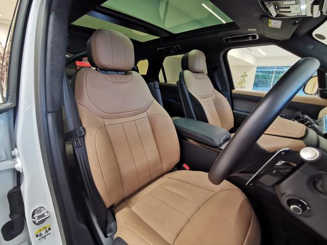 本革を採用した美しいインテリア。垂直にデザインされている理由は室内からでも車両の傾きが図れるようにデザインされています。また使用感も感じられずコンディションにも優れています。