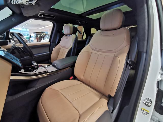 本革を採用した美しいインテリア。垂直にデザインされている理由は室内からでも車両の傾きが図れるようにデザインされています。また使用感も感じられずコンディションにも優れています。