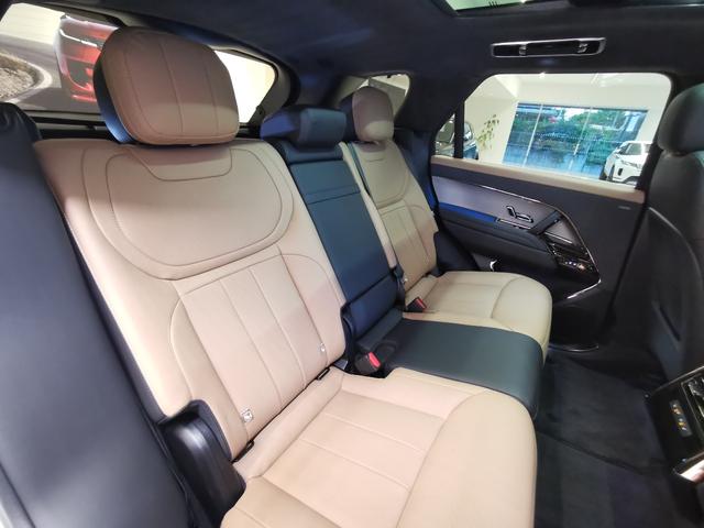 ２列目シートも広々とした快適空間を実現しました。ランドローバー車ならではの圧迫感のない後席空間をご体験ください。