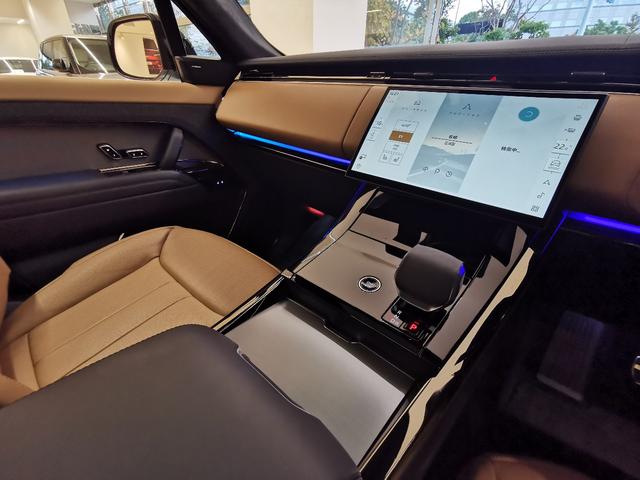 世界中のセレブに愛され続ける英国の高級車ブランドであるジャガー・ランドローバーは国内でも年々人気が高まり当社でも右肩上がりの販売となっています。オーナーへの一歩を踏み出すお手伝いをさせていただきます。